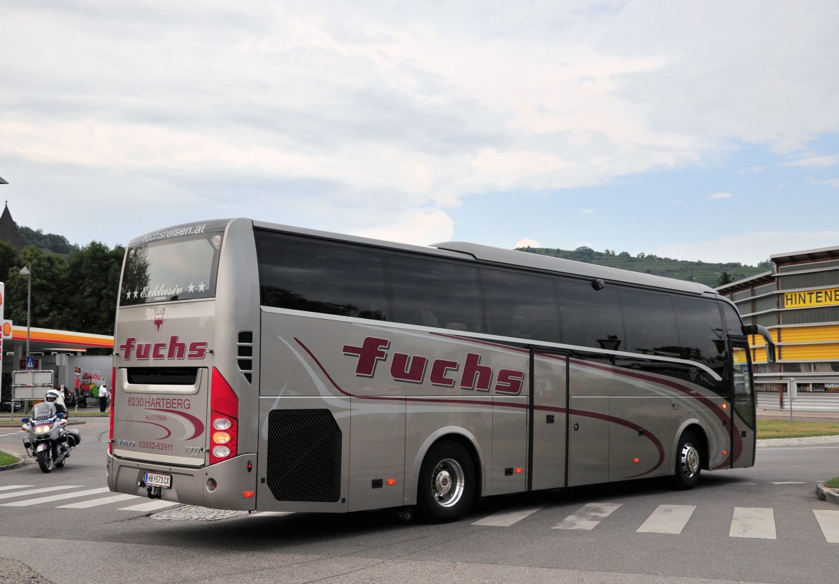 Volvo 9900 Prestige von Fuchs Reisen aus �sterreich am 27.Juli 2014 in Krems gesehen.