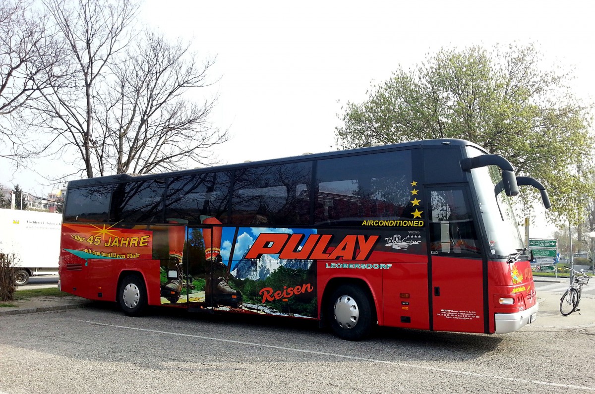 VOLVO 9900 von PULAY aus Niedersterreich am 1.4.2014 in Krems gesehen.