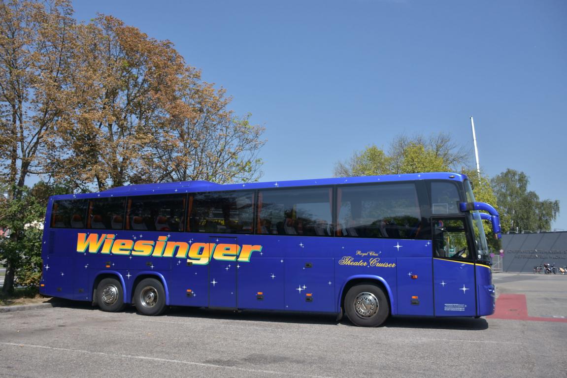 Volvo 9900 von Wiesinger Reisen aus �sterreich 2017 in Krems.