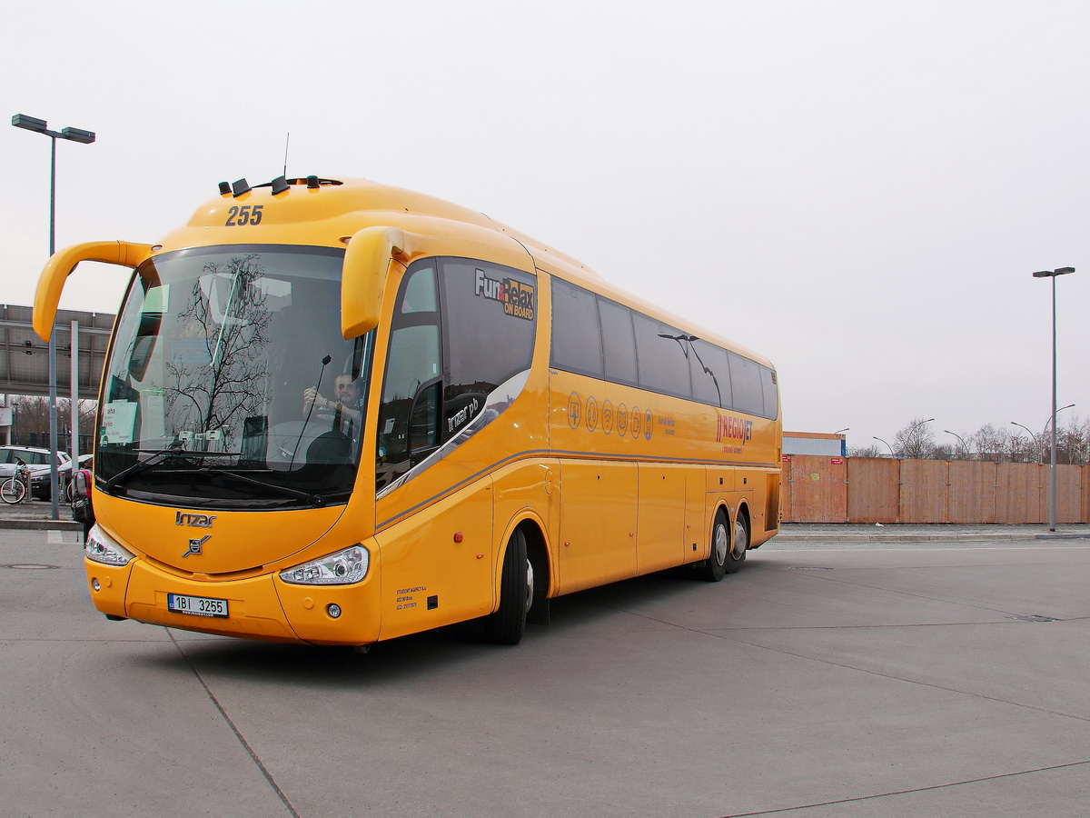 VOLVO (Chassis) mit IRIZAR PB Aufbau von Student Agency aus Tschechien am Bahnhof Südkreuz in Berlin am 30. März 2018 . 