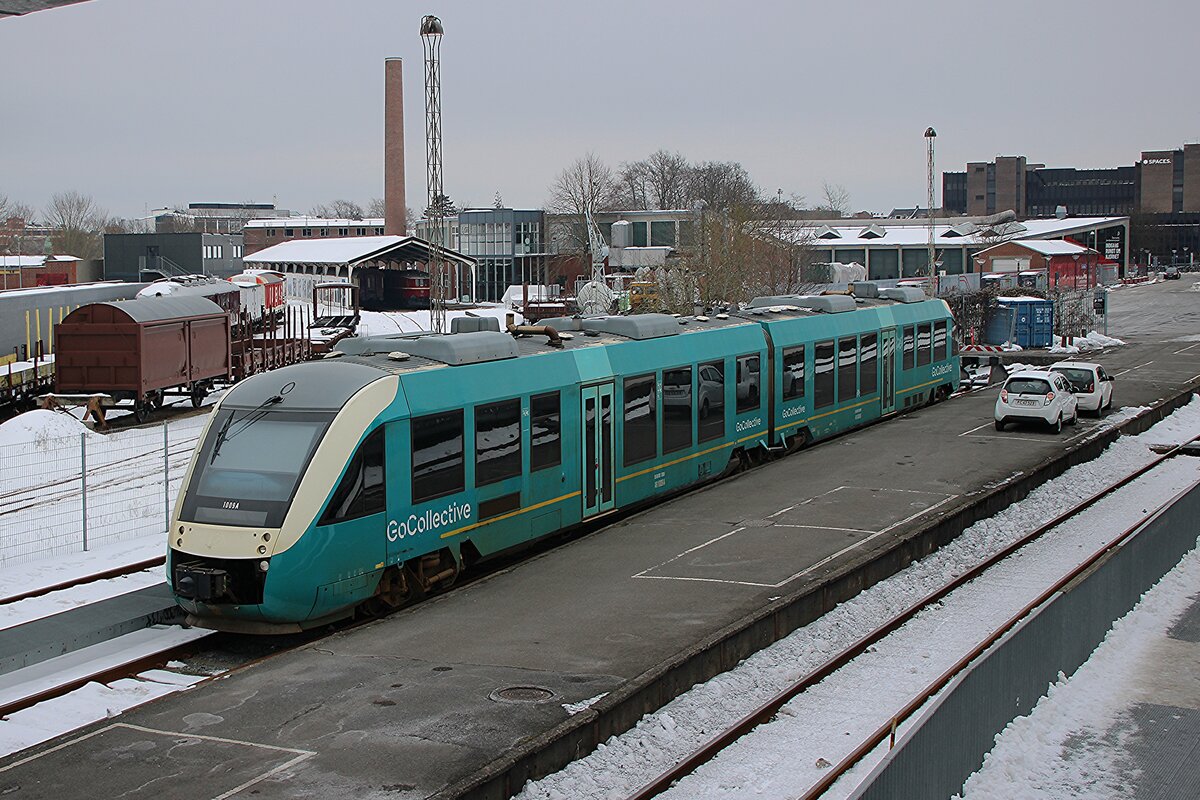 Vom Bahnhofstreppe in Odense wird am 16 Februar 2026 GoCollective/Arriva DK 1009 fotografiert.