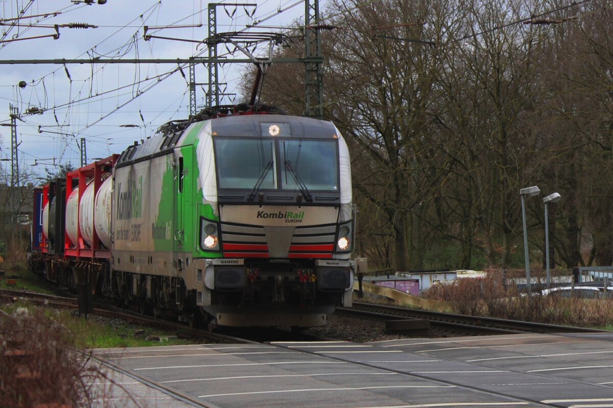 Vom hinter der Bahnbergang in Emmerich gelang am 16 Mrz 2024 dieser Froschblick auf KRE 193 128 mit KLV nach Kln.