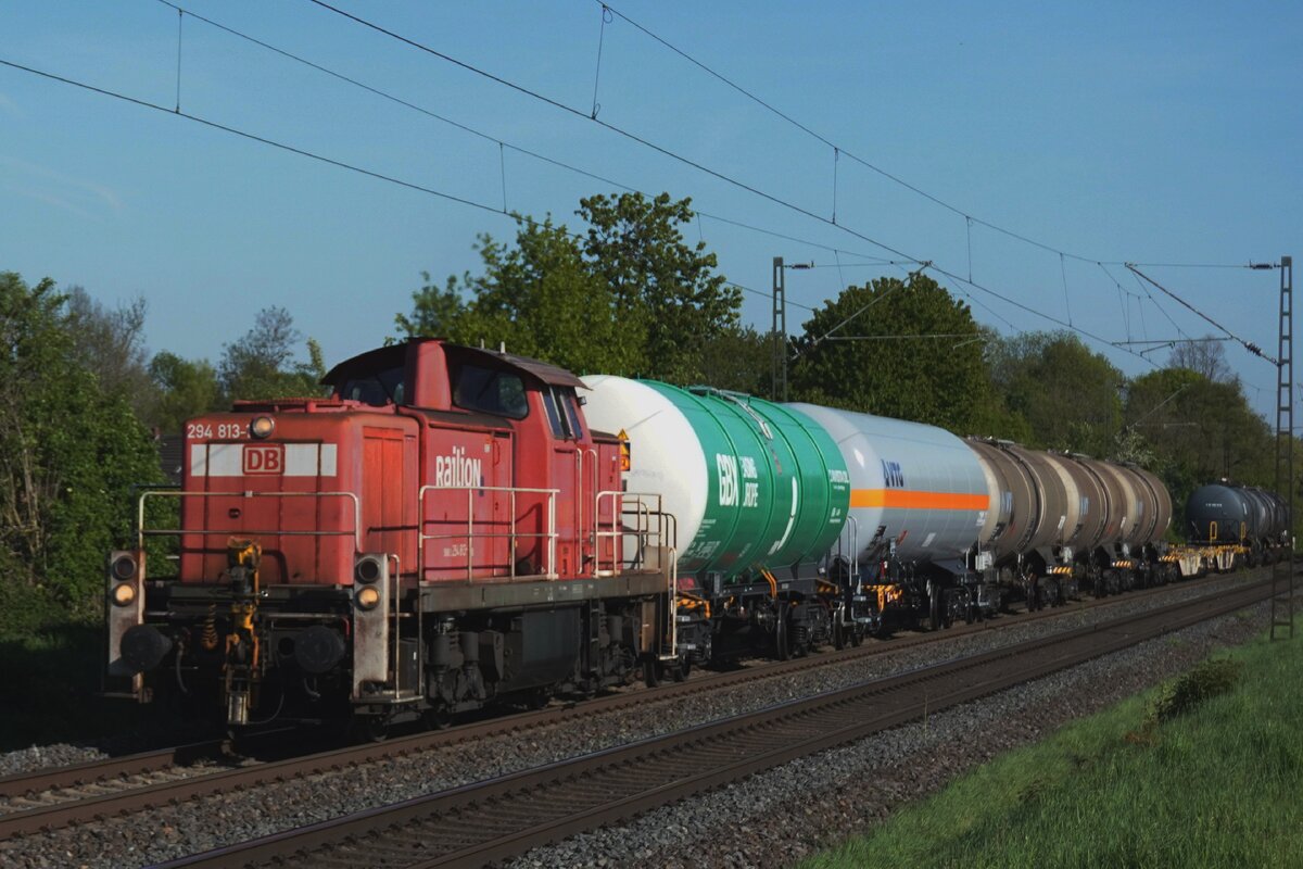 Vom offenbarer Stelle wird am 24 April 2026 DB Cargo 294 813 samt Guterzug fotografiert.