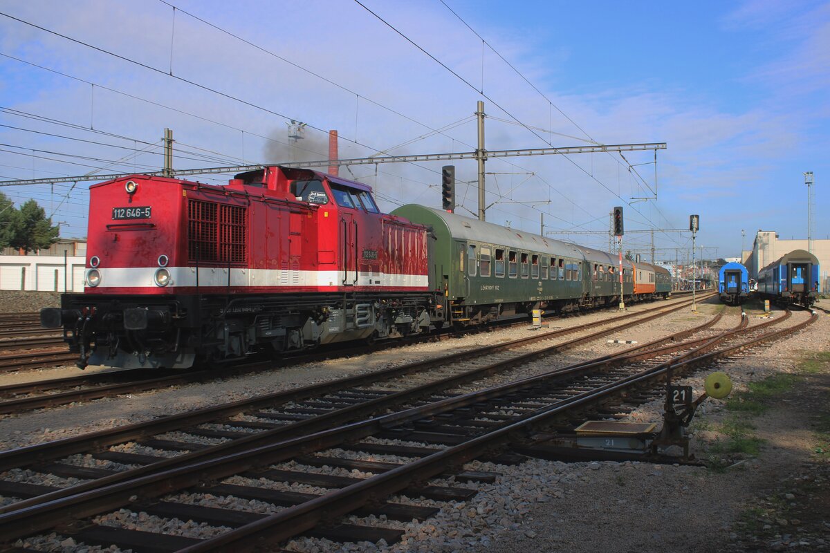 Vom offenbarer Stelle wurde am Morgen von 28 September 2025 Triangula 112 646 samt deren Sonderzug beim ausfahren aus Benesov u Prahy fotografiert