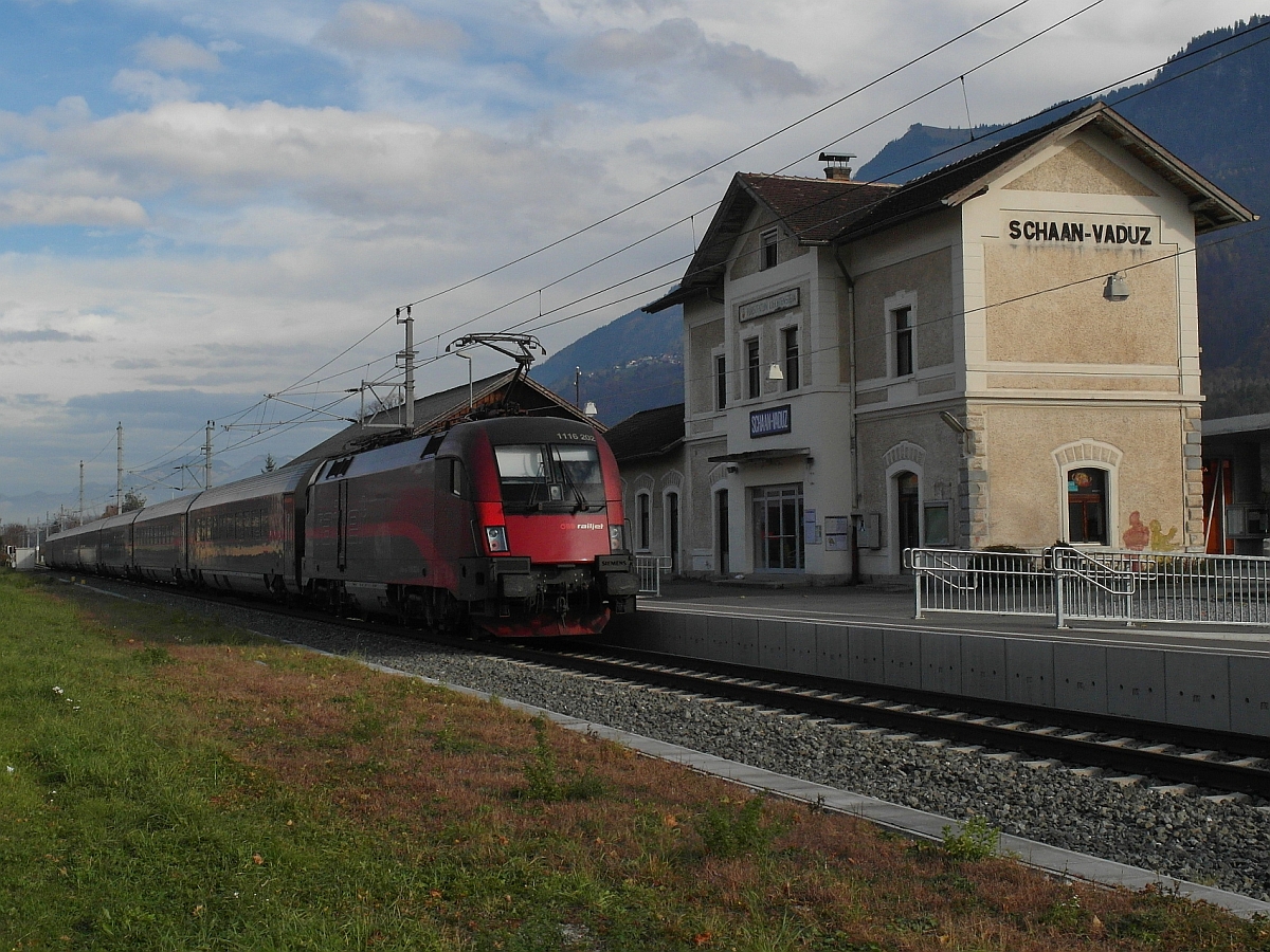 Vom schweizerischen Buchs ins österreichische Feldkirch verläuft der längste Streckenabschnitt der Vorarlbergbahn durch das Fürstentum Lichtenstein. Am 15.11.2014 schiebt 1116 202 den RJ 165, Zürich - Budapest, an der Haltestelle Schaan-Vaduz vorbei, eine von insgesamt drei Haltestellen/Bahnhöfen in Lichtenstein.