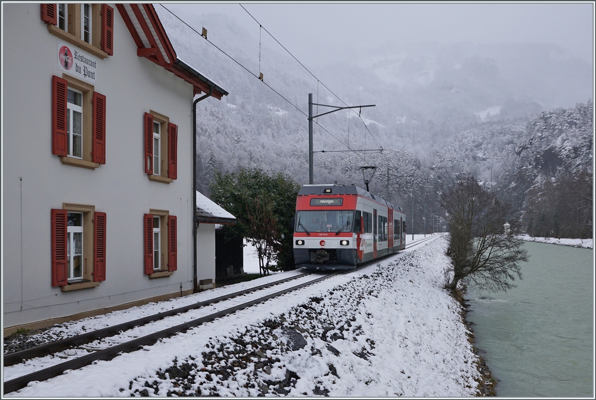 Von der Aareschucht kommend erreicht Zentralbahn Be 125 013 garstigem Wetter die Haltestelle Aareschucht West.

16. März 2021
