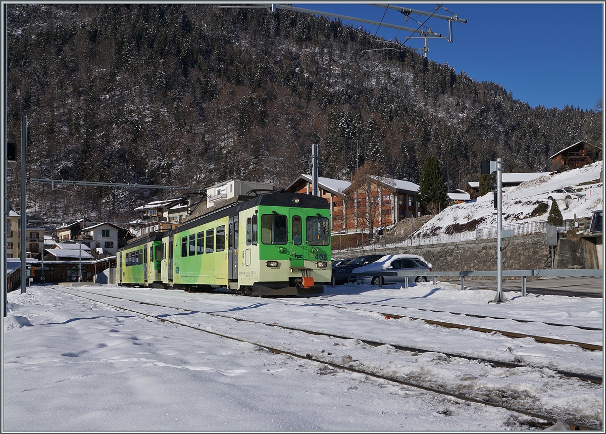 Von Aigle kommend, verlassen der BDe 4/4 402 und 401 nach dem Fahrtrichtungswechsel in Le Sépey den kleinen Kopfbahnhof in Richtung Les Diablerets.

11. Januar 2021