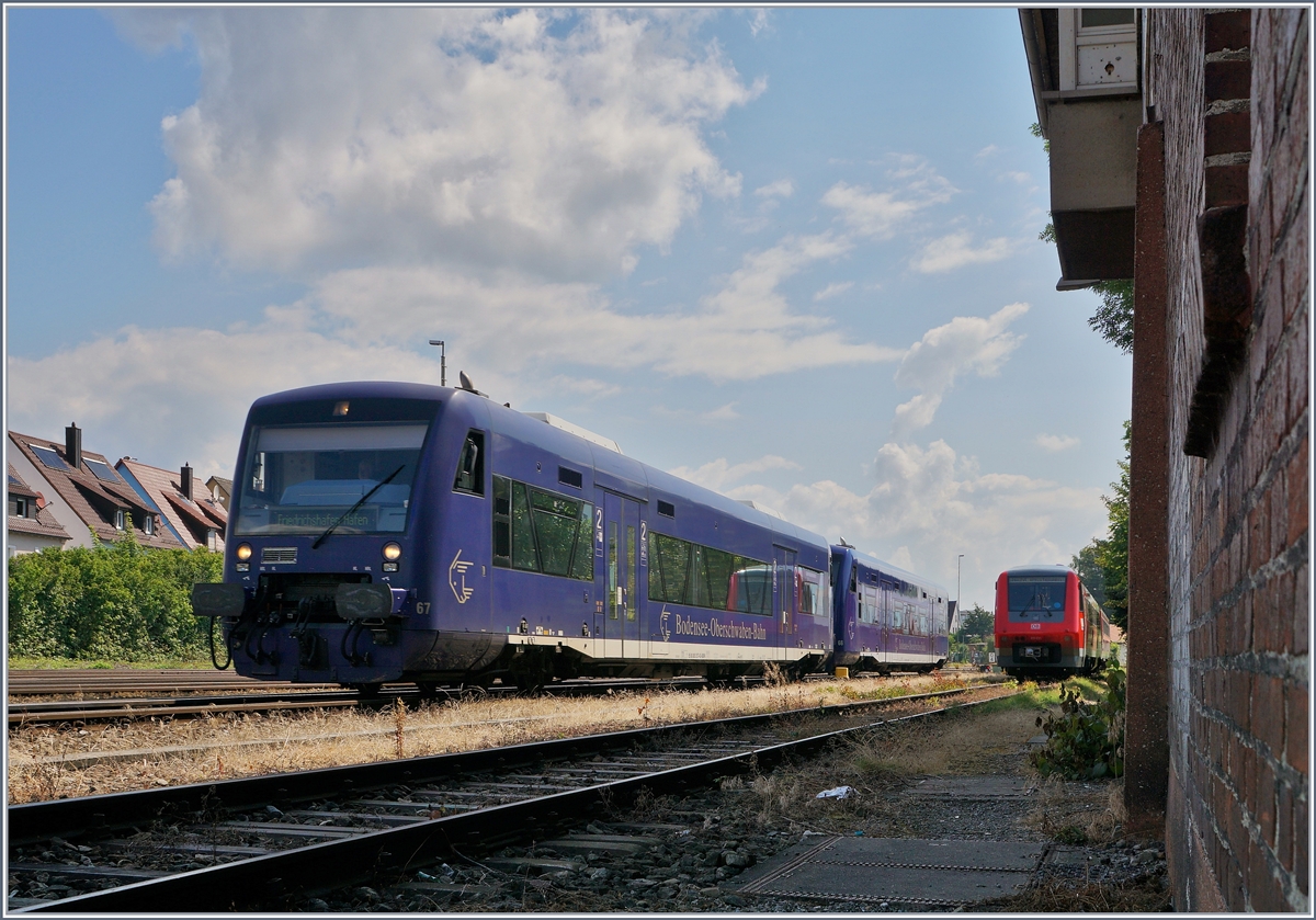 Von Aulenendorf kommend erreicht ein BOB VT 650 den Bahnhof Friedrichshafen Stadt. Nach einem kurzen Aufenthalt und dem Richtunswechsel wird der Zug nach Friedrichshafen Hafen weiterfahren. 
16. Juli 2016