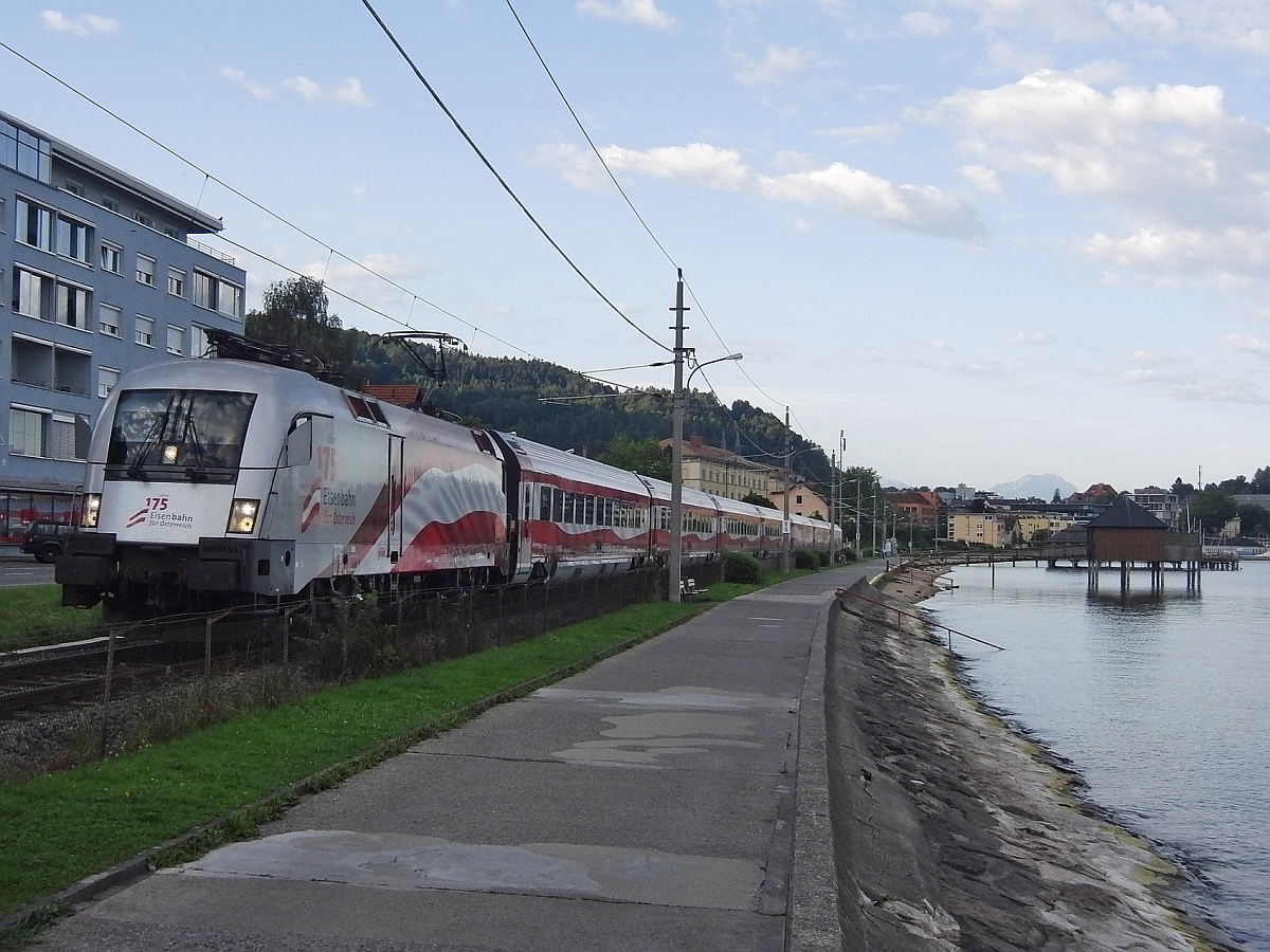 Von der Bereitstellung im Bahnhof Wolfurt kommend fährt am 19.07.2012 der Railjet, kurz nach der Durchfahrt von Bregenz-Hafen, zu seinem Startbahnhof Lindau, um dann seine Fahrt nach Wien zu beginnen.