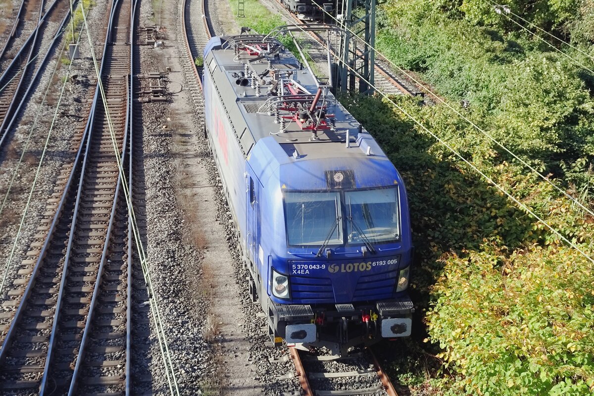 Von einer Brcke in der Nhe von Emmerich Bahnhof wurde am 1 November 2022 LOTOS 6 193 005 fotografiert.