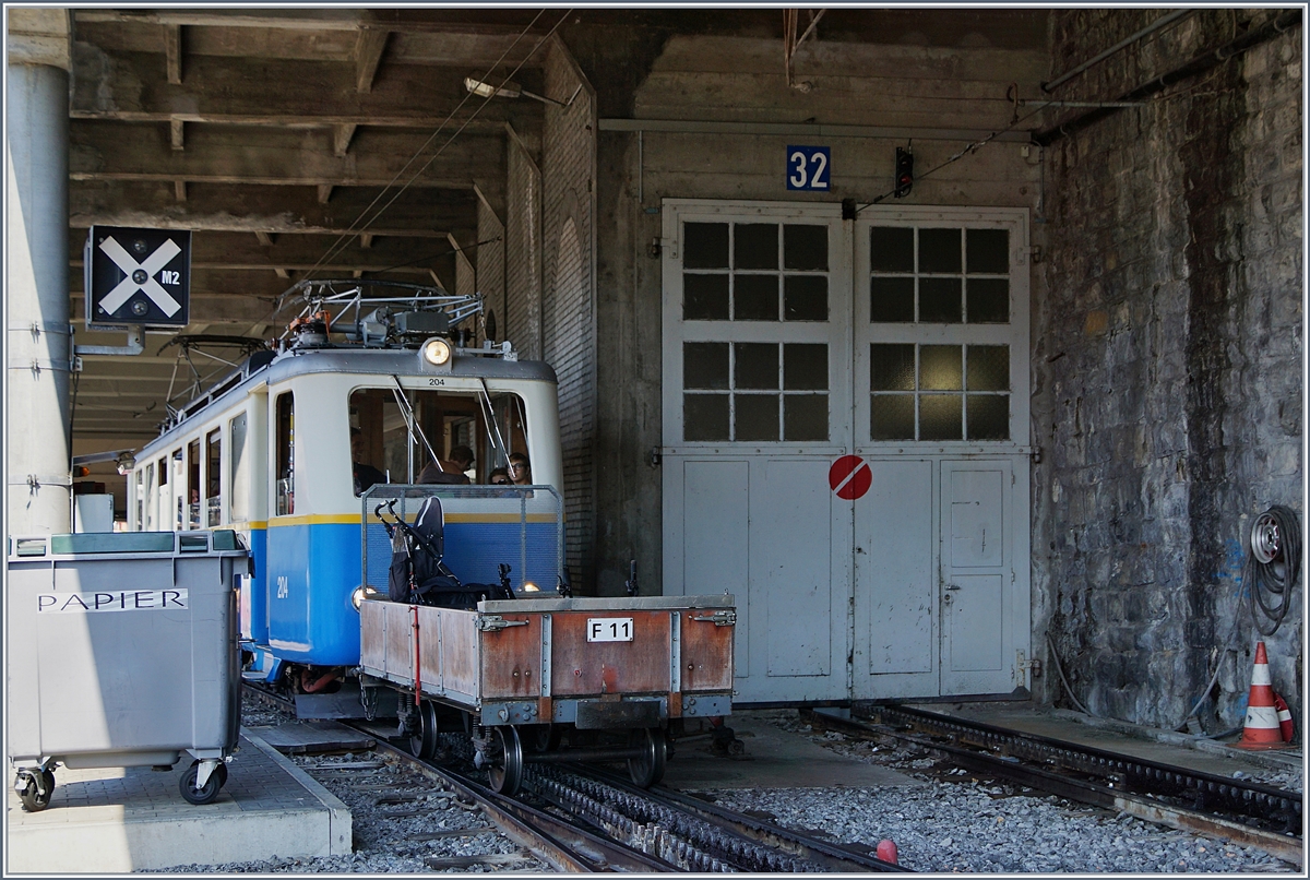 Von einem leider nicht gerade günstigen Fotostandpunkt fotografierte ich den Bhe 2/4 204 der Rochres de Naye Bahn, der als Fahrplanzug Richtung Rochers de Naye Montreux verlässt.
21. August 2018
