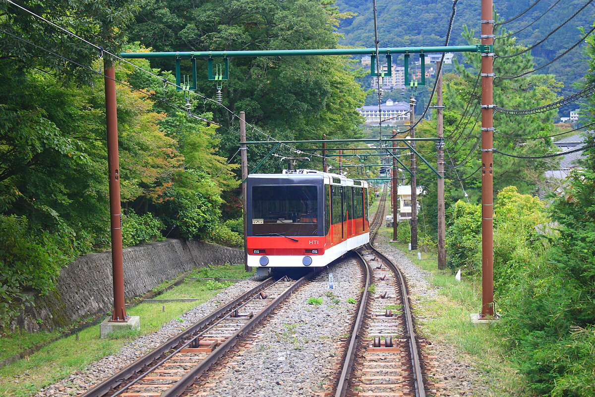 Von der Endstation der Bergbahn in Gôra aus führt eine Standseilbahn weiter hinauf, bevor man in eine Luftseilbahn über das brodelnde Vulkantal umzusteigen hat. 1995-2020 fuhren hier Doppelwagen von Gangloff, Bern. Aufnahme 7.Oktober 2014 