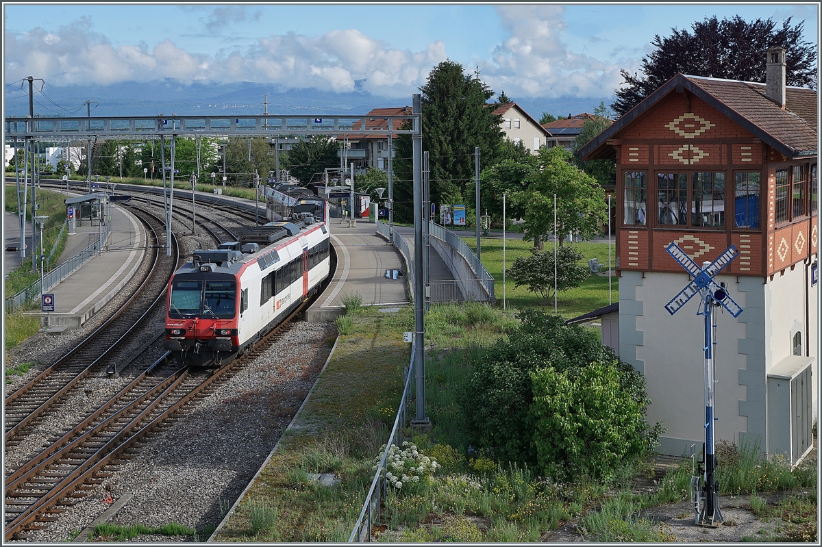 Von Lausanne kommend erreicht der SBB Domino sein Ziel Kerzers. 

6. Juni 2021