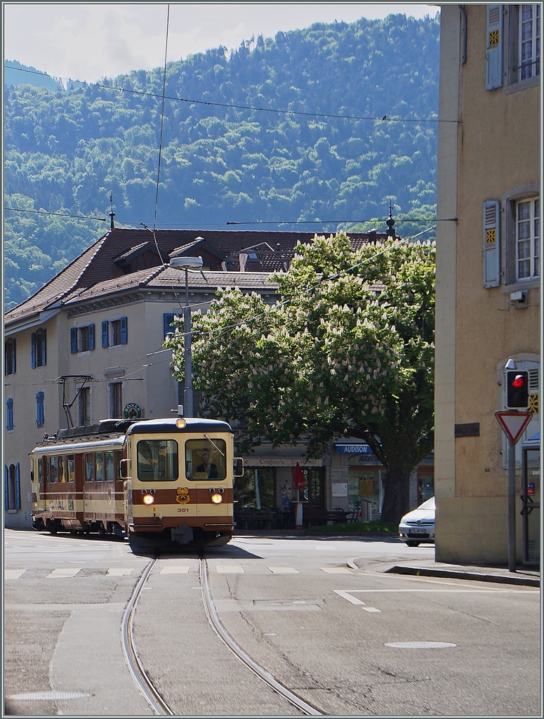 Von Leysin kommend, erreicht der A-L 233 Regionalzug Aigle.
9. Mai 2015 

