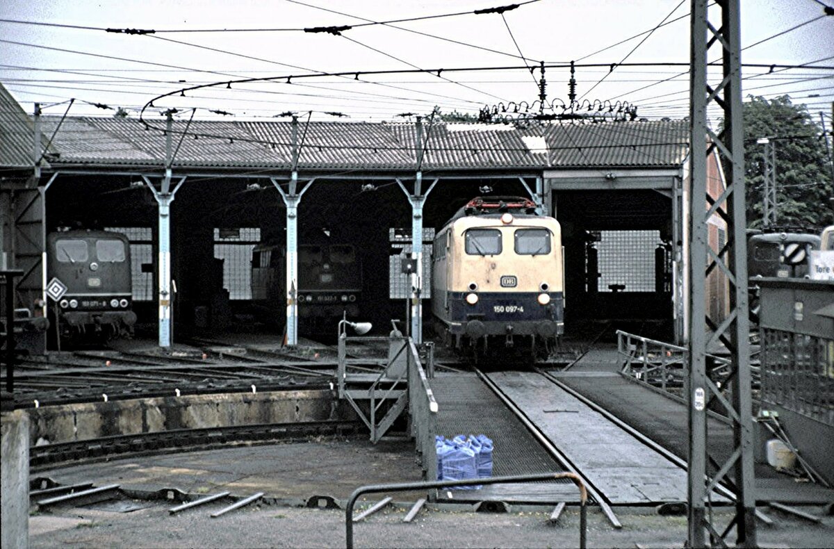 von links:  151 071-8 und 151 072-1 und 150 097-4 in Bebra im Mai 1990. Die Drehscheibe war vom Bahnsteig aus zu sehen.