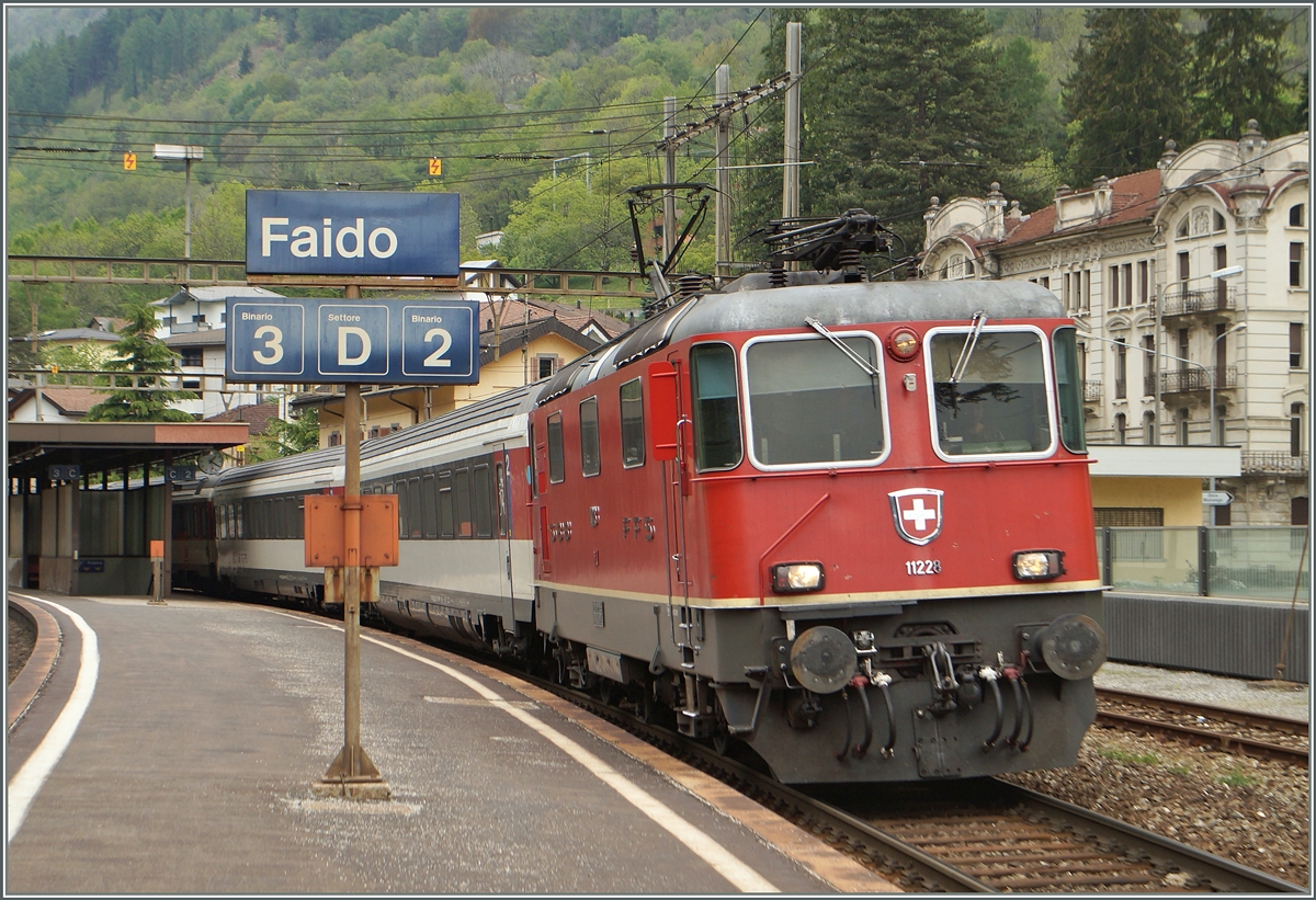 Von Rodi-Fiesso durch die Dazio Grande nach Faido: Faido ist ereicht! Doch die Fahrt geht weiter, Richtung Süden. Re 4/4 II 11228 mit dem IR 2169 von Basel nach Locarno wartet auf die Abfahrt.
6. Mai 2014