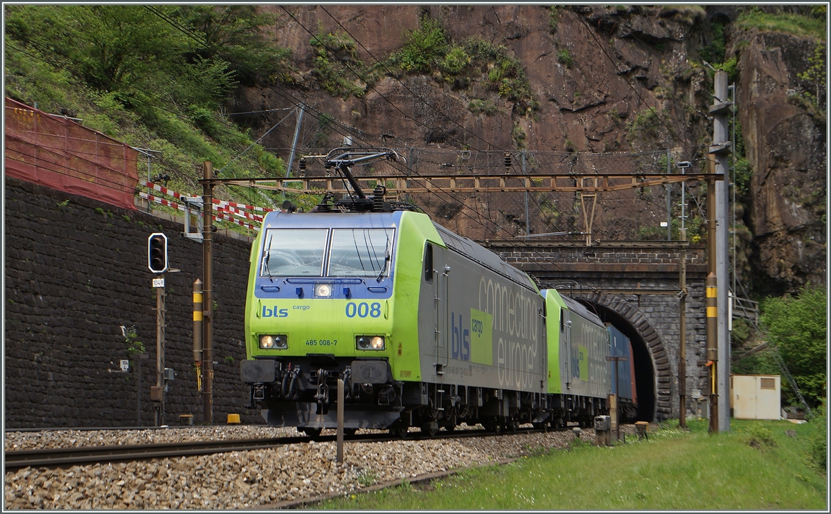 Von Rodi-Fiesso durch die Dazio Grande nach Faido: Zwei BLS Re 485 verlassen den Prato Kehrtunnel in sdlicher Richtung.
6. Mai 2014