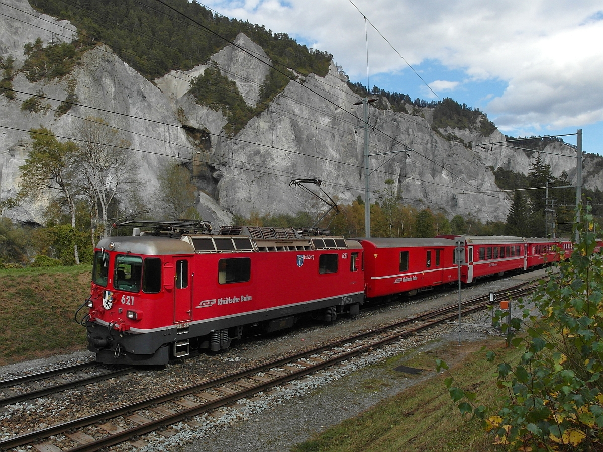 Von Scuol-Tarasp kommend befindet sich am 12.10.2014 zwischen den Stationen Versam-Safien und Valendas-Sagogn Ge 4/4 II 621 'Felsberg' mit dem RE 1236 auf der Fahrt nach Disentis/Mustér.