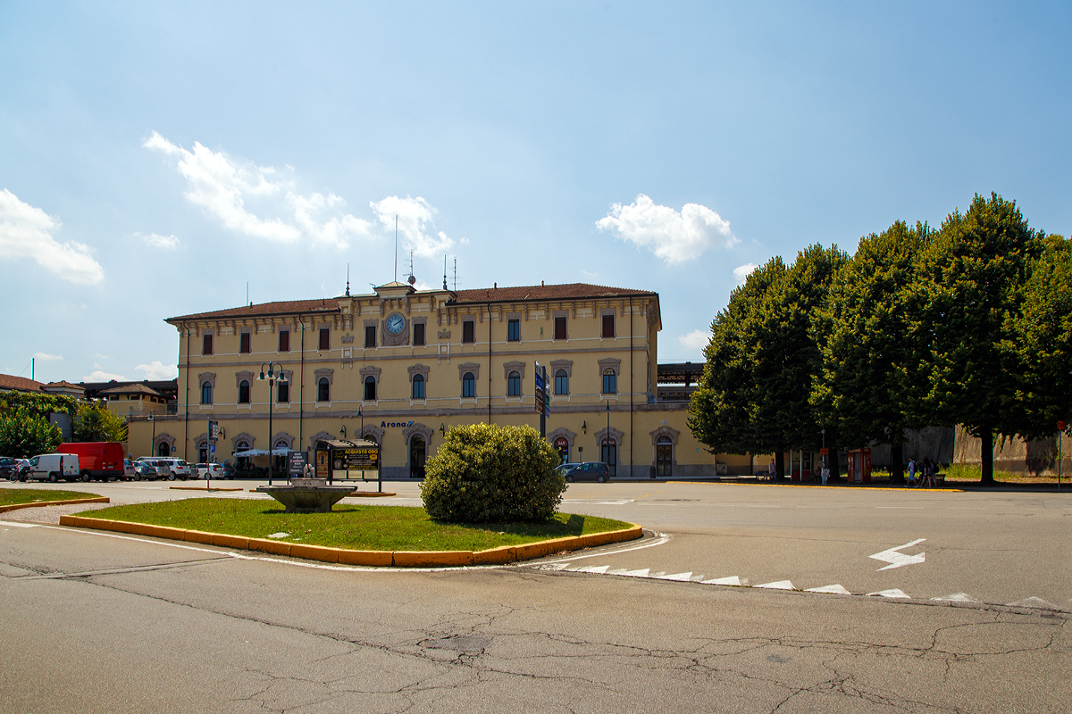 Von der Straßen- bzw. Seeseite, das Empfangsgebäude vom Bahnhof Arona am Lago Maggiore (04.08.2019). 

Der Bahnhof liegt an der Bahnstrecke Domodossola – Mailand, zudem ist er Endpunkt der Strecken nach Novara und Santhià (seit 2012 eingestellt).
