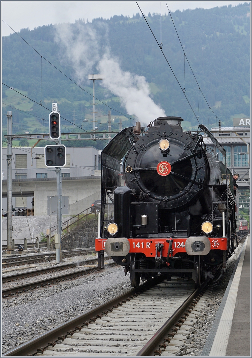 Von Zürich über Zug Kommend musste die SNCF 141 R 1244 vom Verein Mikado 1244 ihren Zug zur Weiterfahrt nach Luzern manövrieren und dann umfahren.
24. Juni 2018