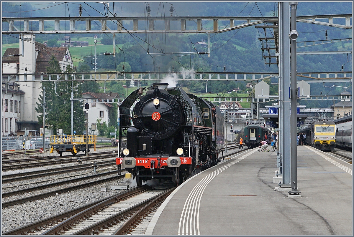Von Zürich über Zug Kommend musste die SNCF  141 R 1244 vom Verein Mikado 1244 ihren Zug zur Weiterfahrt nach Luzern manövrieren und dann umfahren.
24. Juni 2018