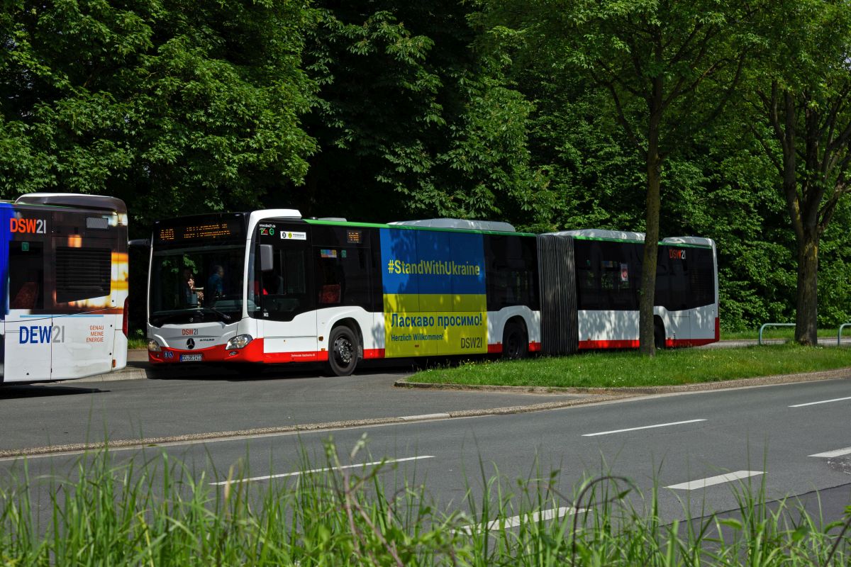 Vor dem Betriebshof Brnninghausen befindet sich eine vom restlichen Straenverkehr abgetrennte Haltestelle, die lngere Haltezeiten etwa zum Personalwechsel ermglicht. Wagen 1412 steht dort am 10.05.14 hinter einem weiteren nur teilweise sichtbaren Bus auf der Linie 440.