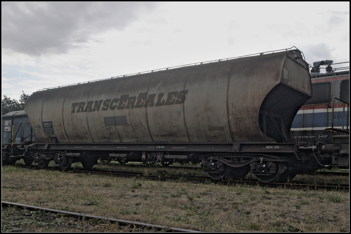 Vor dem grauen Himmel hebt sich der graue Transcerealis-Wagen 101 der Gattung Uagps des Eigners Ermewa SAS in halbrunder Bauform kaum ab. Der Wagen hat eine Kapazität von 94 m3. Entdeckt wurde der Wagen mit zwei anderen Transcerealis-Wagen am 25.08.2018 in Wittenberge (33 RIV 87 F-ERSA 9335 814-8 Uagps).