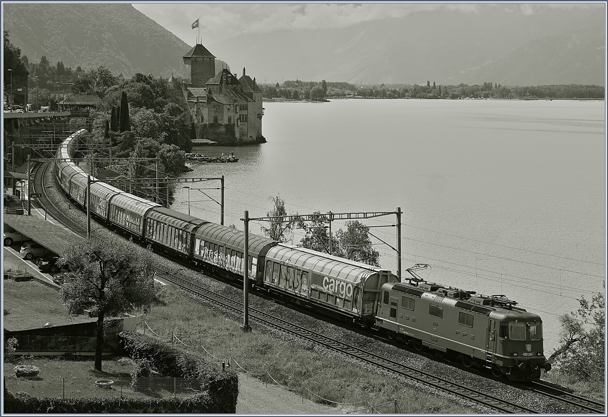 Vor dem Hintergrund des Château de Chillon ist die SBB Re 4/4 II 11248 (Re 420 248-7) mit einem Güterzug Richtung Lausanne unterwegs.
9. August 2017