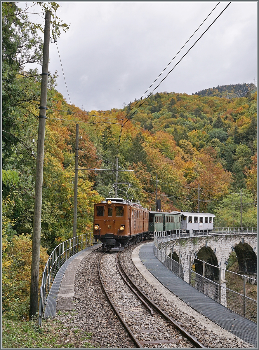 Vor dem Hintergrund des schon etwas bunten Herbstwalde fährt die Blonay-Chamby Bernina Ge 4/4 81 mit ihrem Personenzug bei  Vers-Chez-Robert  über die Baie de Clarens Brücke in Richtung Blonay.

11. Okt. 2020
