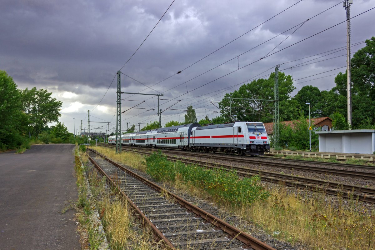 Vor der Kulisse eines aufziehenden Sommergewitters durchf�hrt 146 574 mit einem IC in Richtung Emden den Bahnhof Niederndodeleben bei Magdeburg.