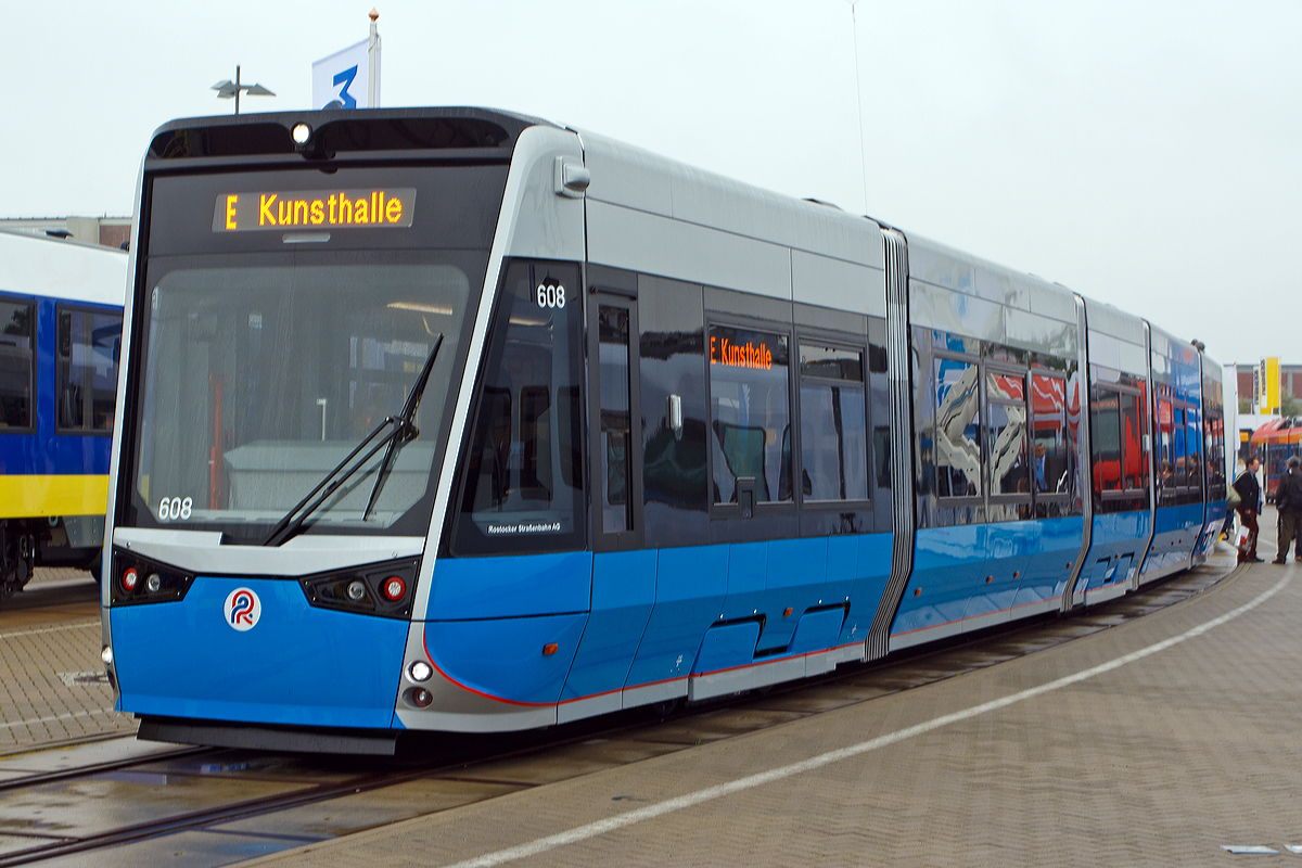 Vossloh Kiepe prsentierte auf der InnoTrans 2014 in Berlin (26.09.2014) auf dem Freigelnde den fnfteiligen Tramlink 6N2 fr die Rostocker  Straenbahn AG, hier Triebwagen 608.

Die neuen 5-teiligen Multigelenk-Triebfahrzeuge vom Typ Tramlink 6N2 sind 100-prozentigen Niederflurstraenbahnen, es sind Einrichtungstriebwagen die speziell auf die infrastrukturellen Gegebenheiten und die Charakteristik der Stadt Rostock zugeschnitten wurden.

Dank wassergekhltem Antrieb und der doppelten Federstufe zwischen den Radstzen und den Wagenksten sind die Straenbahnen sehr leise und vibrationsarm und bieten einen hohen Fahrkomfort. Auf dem Fahrzeugdach befindliche Doppelschichtkondensatoren, sogenannte Supercaps, speichern die beim Bremsvorgang entstehende Energie, um diese anschlieend wieder zum Anfahren und zur Begrenzung der Anfahrstrme sowie fr Heizung und Klimatisierung einzusetzen.

Die Innendecke der Straenbahnen ist als zeitloses Fotodesign konzipiert. Durch dieses Fotodesign wird ein luftiges, grozgiges Raumgefhl geschaffen, welches auch bei hohem Fahrgastaufkommen fr das Auge beruhigende Blickpunkte nach oben bietet. Der Innenraum der Straenbahnen wird dadurch optisch vergrert.


Technische Daten:
Spurweite: 1.435 mm
Fahrzeuglnge: 32.000  mm
Fahrzeugbreite: 2.650 mm
Fahrzeughhe: 3.510 mm
Einstiegshhe: 290 mm
Anteil Niederflur: 100 %
Leergewicht: 41,8 t
Tren: 6 (nur an der rechten Fahrzeugseite)
Sitzpltze: 71
Stehpltze: 139 (4 Pers./m)
Raddurchmesser:  600 mm (neu) / 520 mm (abgenutzt)
Fahrdrahtspannung:  DC 600 V; umschaltbar auf DC 750 V
Antrieb: 4 x 100 kW
Hchstgeschwindigkeit: 70 km/h
Zulassung: BOStrab
Besonderheiten:  Energiespeicher zur Reduzierung der Anfahrstrme
