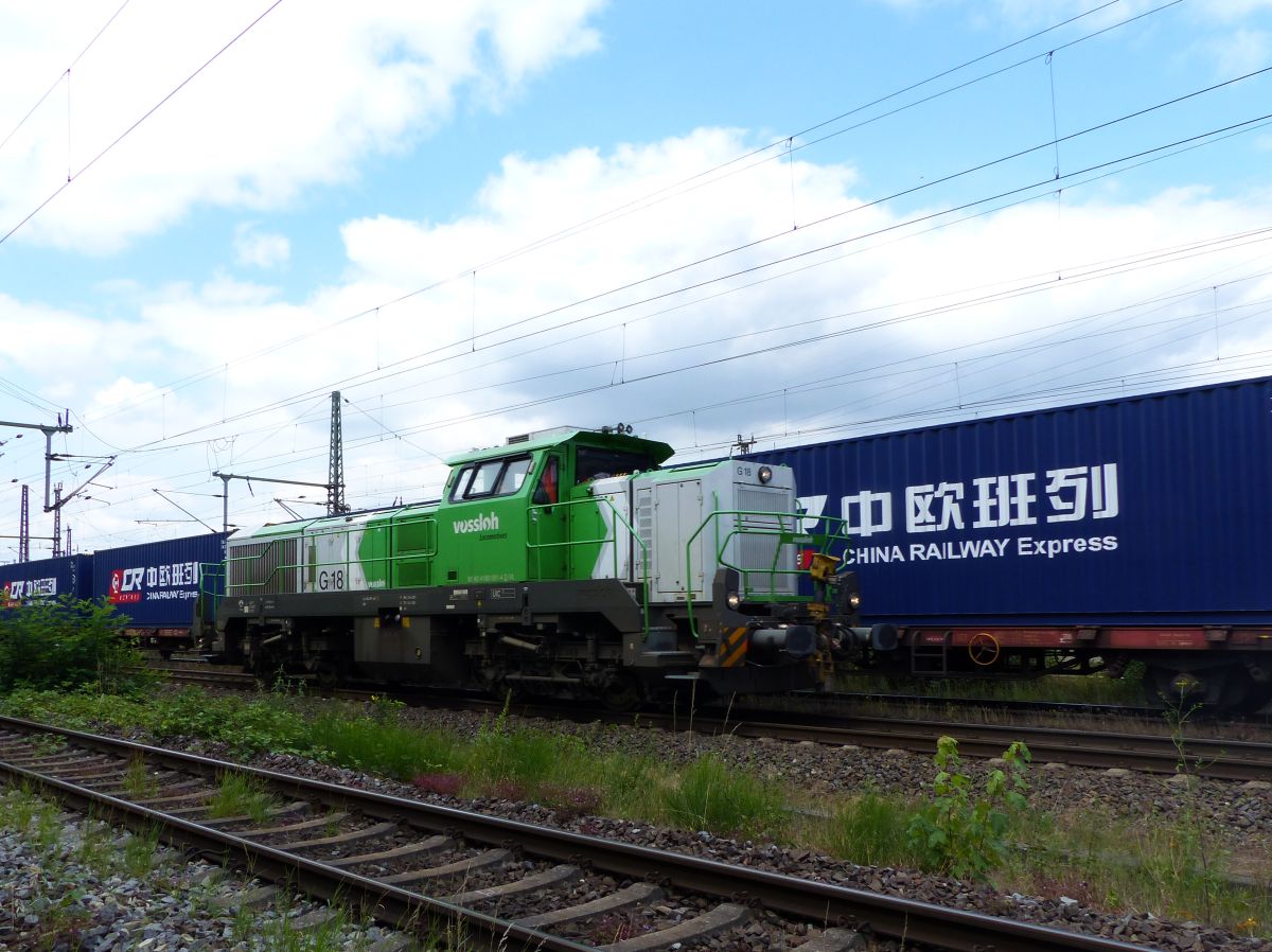 Vossloh Locomotives Diesellok G 18 mit Nummer 92 80 4180 001-4 D-VL Baujahr 2011 G�terbahnhof Oberhausen West 13-07-2017.

Vossloh Locomotives dieselloc G 18 met nummer 92 80 4180 001-4 D-VL bouwjaar 2011 goederenstation Oberhausen West 13-07-2017.