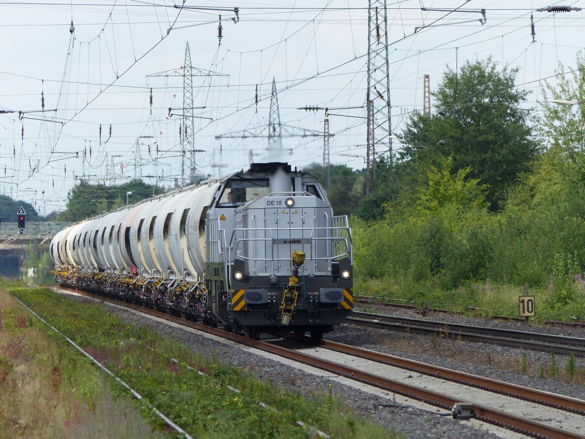 Vossloh Rail Services DE 18 Diesellok 92 80 4185 013-4 Lintorf 13-07-2017.


Vossloh Rail Services DE 18 dieselloc 92 80 4185 013-4 met kalktrein Lintorf 13-07-2017.

