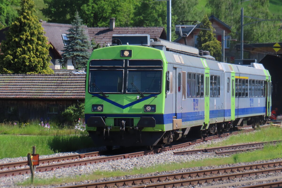 VPM 566 241 steht am 18 Mai 2025 ins Bahnhof von Smiswald-Grnen und tragt noch die BLS-Farben. Einige Monate zufor hatten die BLS die letzte Triebzge der Reihe 566 ausgemsterd und die 566 241 an die VPM geschenckt.