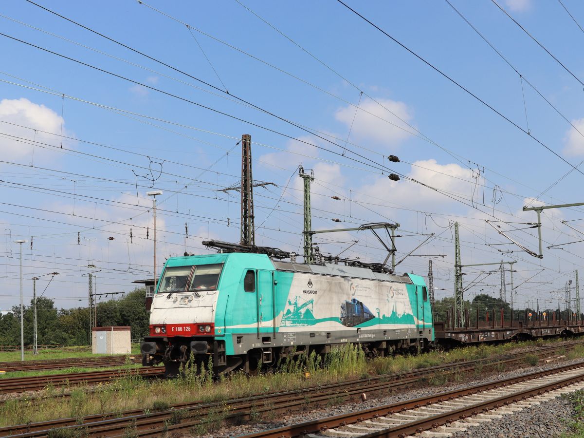 VPS (Verkehrsbetriebe Peine-Salzgitter GmbH) Lokomotive 186 126-9 (91 80 6186 126-9 D-VPS) Gterbahnhof Oberhausen West 02-09-2021.

VPS (Verkehrsbetriebe Peine-Salzgitter GmbH) locomotief 186 126-9 (91 80 6186 126-9 D-VPS) goederenstation Oberhausen West 02-09-2021.