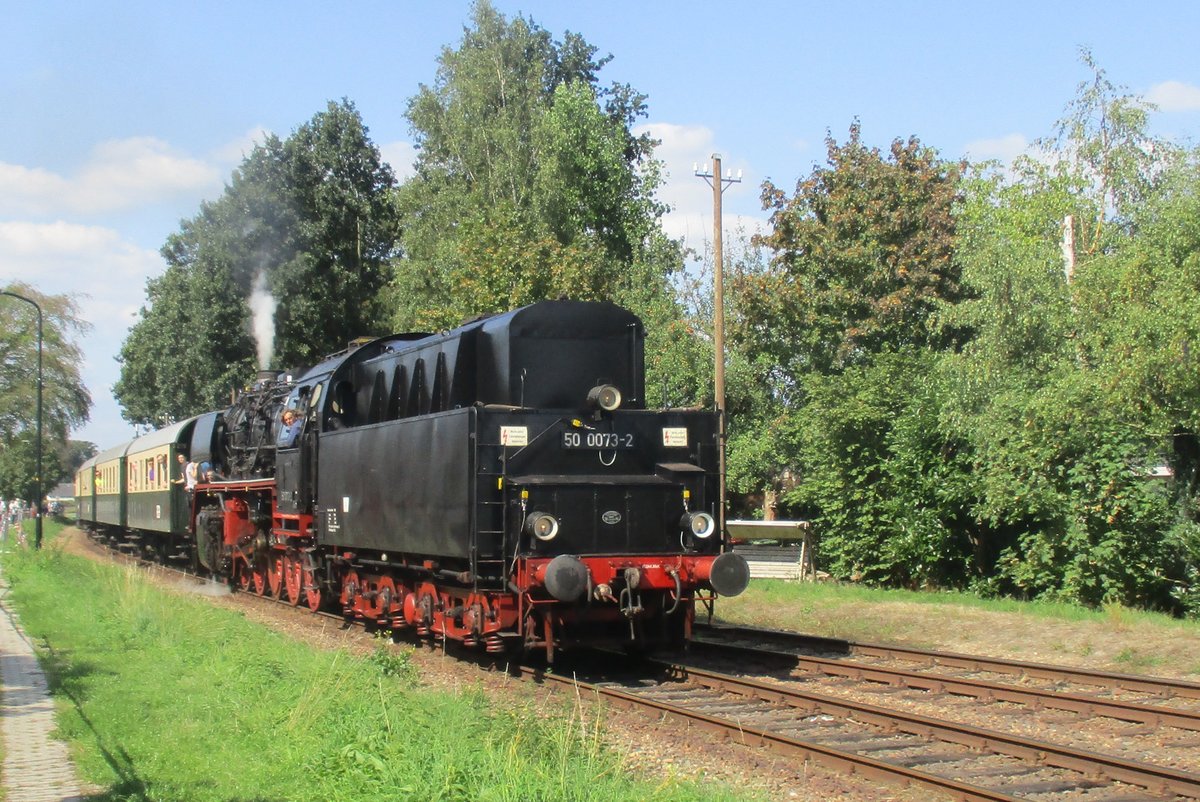 VSM 50 0073 zieht ein Dampfpendelzug aus Apeldoorn am 1 September 2018 in Beekbergen ein. 