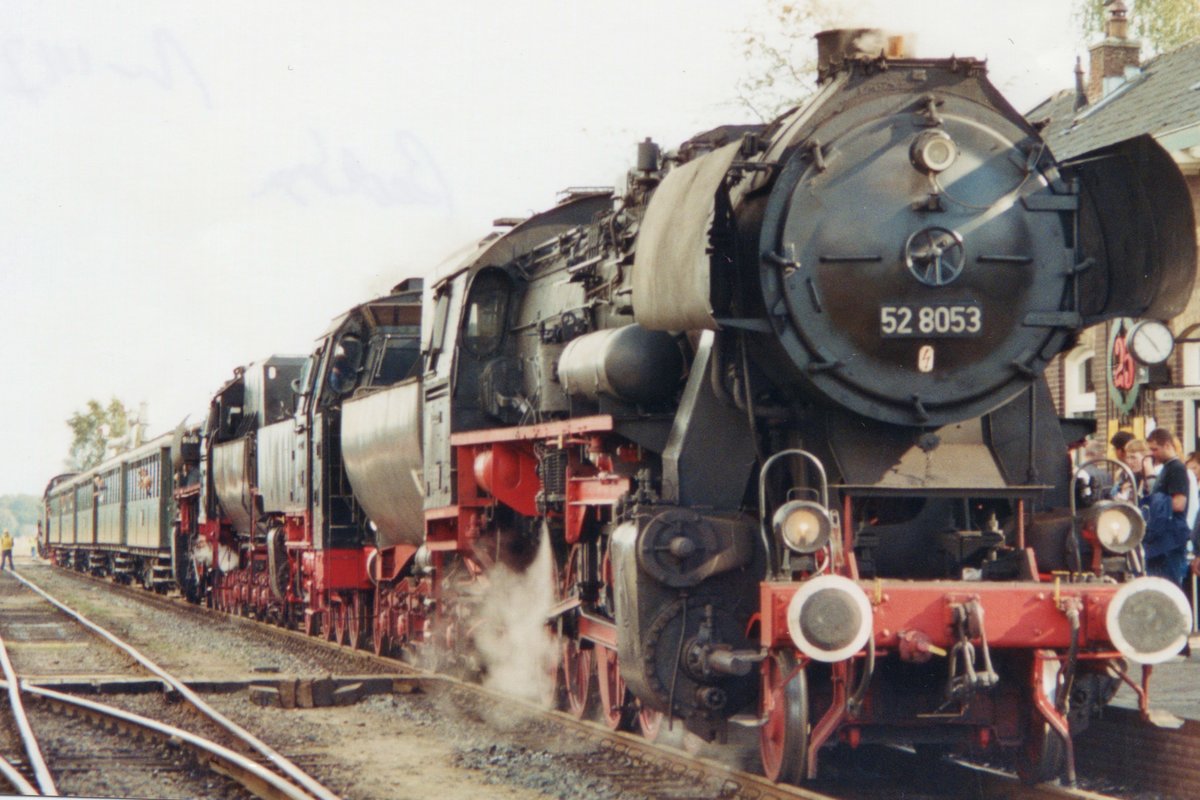 VSM 52 8053 steht mit ein Schwesterlok und Dampfzug am 5 September 2000 in Beekbergen. 