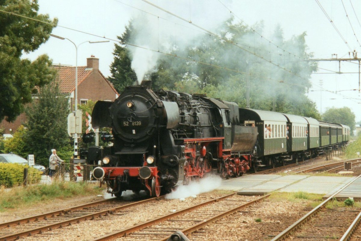 VSM 52 8139 treft am 2 September 2001 in Dieren ein. 