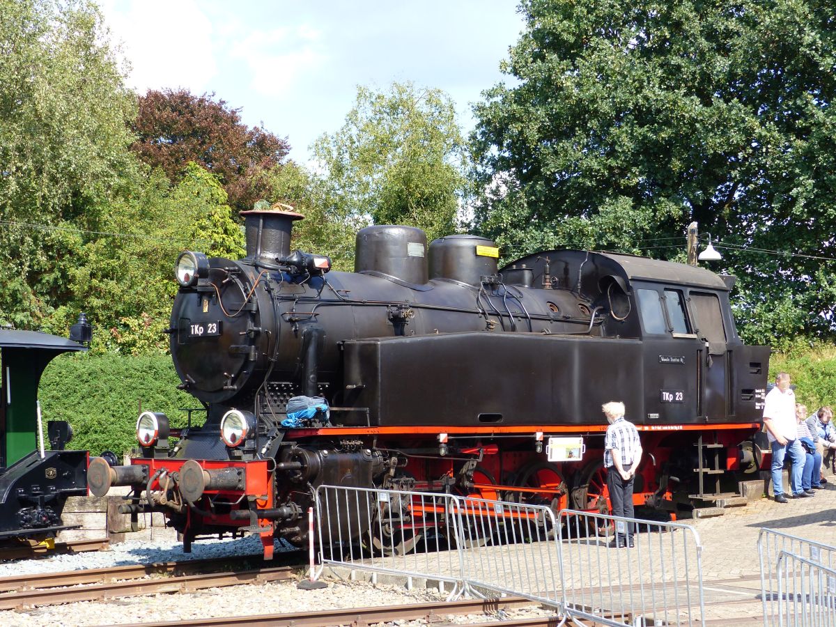 VSM Dampflok TKp 23 aus Polen Baujahr 1957. VSM (veluwse Stoomtrein Maatschappij) Bahnhof Beekbergen 03-09-2017.

VSM stoomloc TKp 23 uit Polen bouwjaar 1957. VSM (veluwse Stoomtrein Maatschappij) station Beekbergen 03-09-2017.