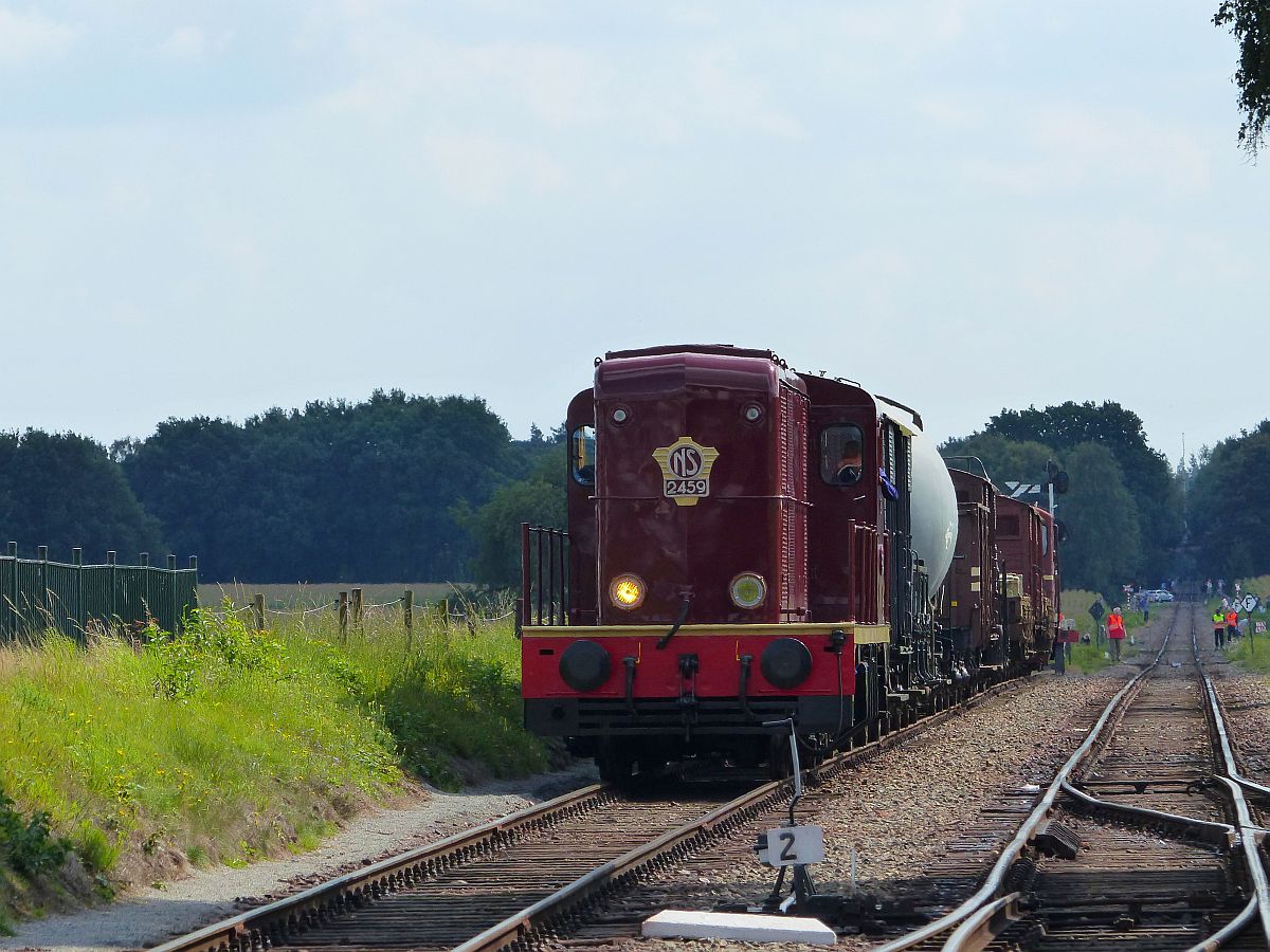 VSM dieselloc 2459 ankunft Beekbergen. Dampffest  Terug naar Toen  Beekbergen (Lieren) 03-09-2017. 


VSM dieselloc 2459 aankomst Beekbergen. Stoomtreinenfestival van de VSM (veluwse Stoomtrein Maatschappij)  Terug naar Toen  03-09-2017.