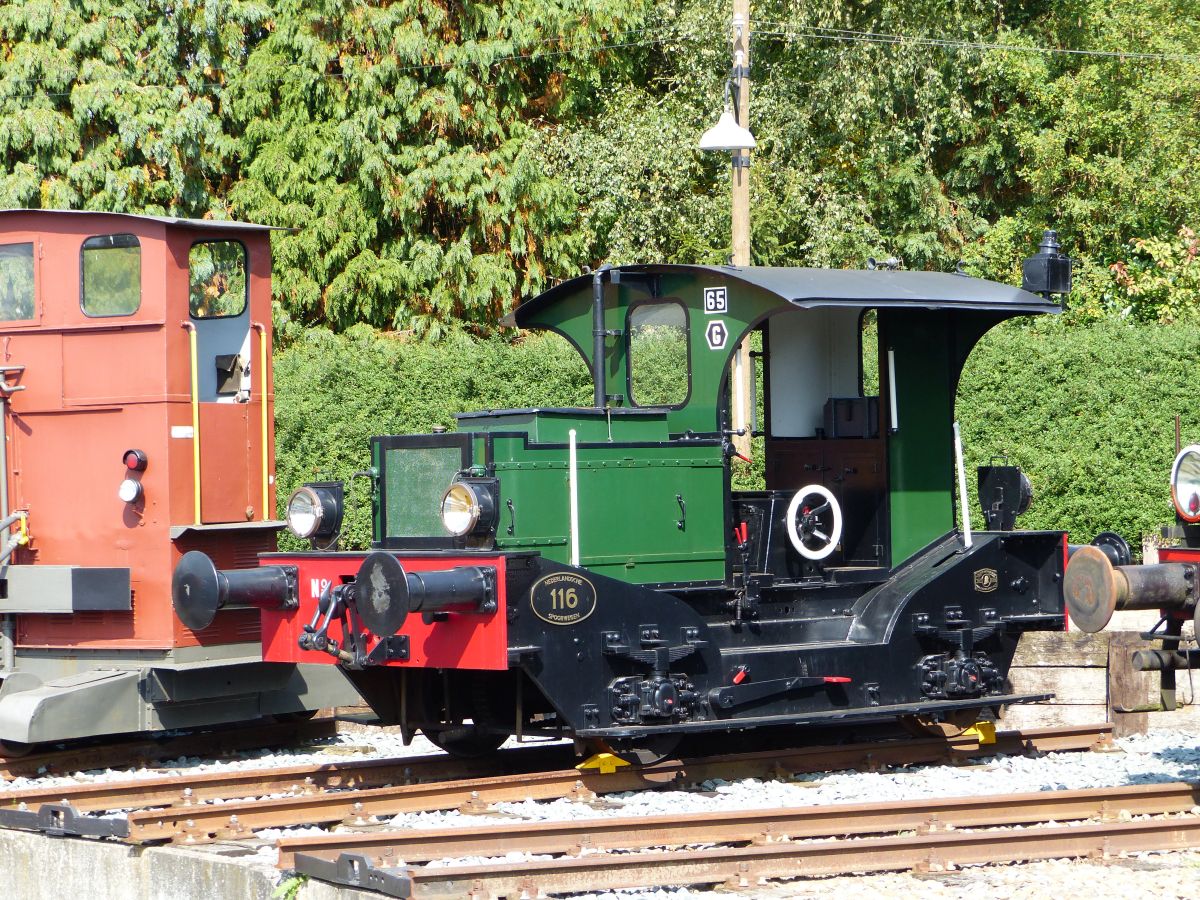 VSM Diesellok NS 116  Oersik  Baujahr 1930. VSM Bahnhof Beekbergen 03-09-2017.

VSM diesellocomotief NS 116  Oersik  bouwjaar 1930. VSM station Beekbergen 03-09-2017.