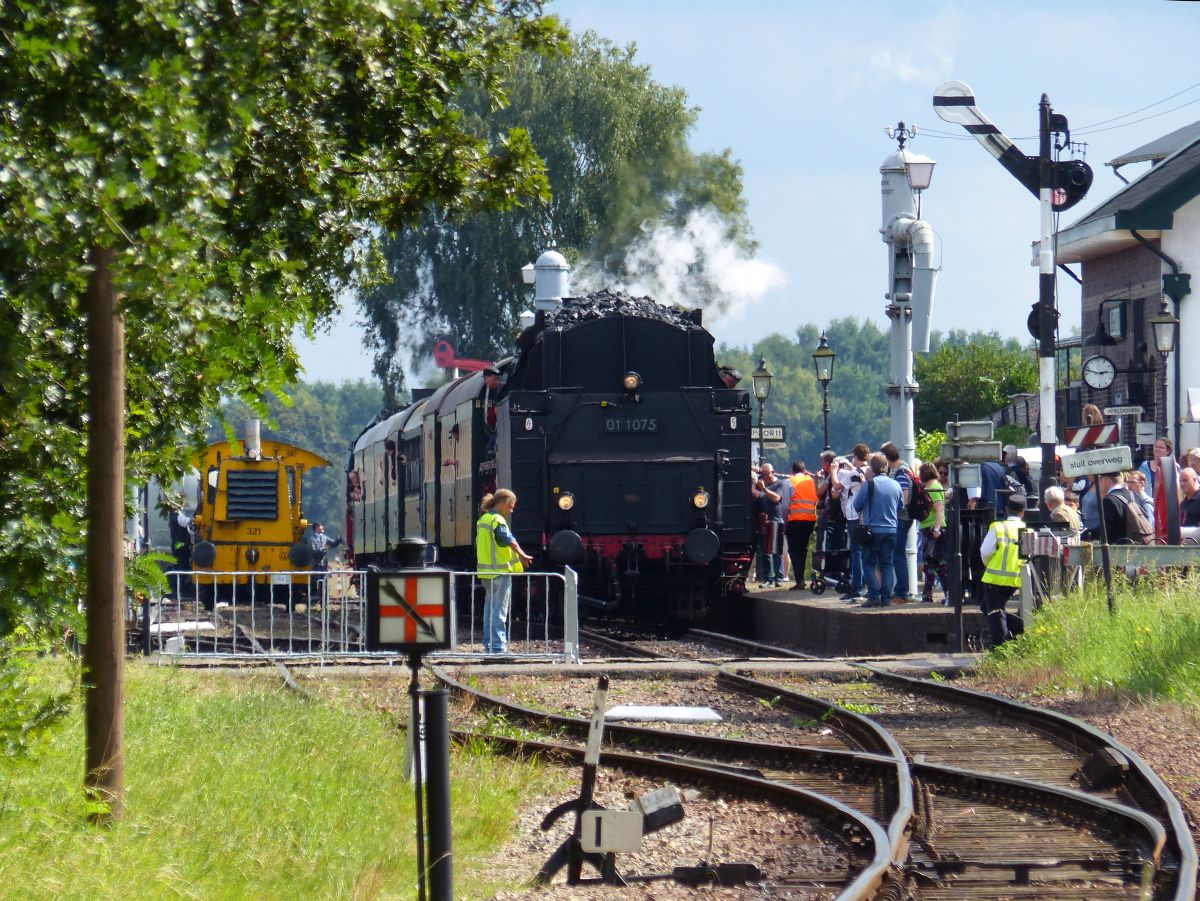 VSM (Veluwse Stoomtrein Maatschappij) Dampflok 01 1075 bei der Abfahrt aus Beekbergen. Danpffest der VSM  Terug naar Toen  Beekbergen, Niederlande 03-09-2017. 

VSM (Veluwse Stoomtrein Maatschappij) stoomloc 01 1075 bij vertrek uit Beekbergen. Stoomtreinenfestival van de VSM  Terug naar Toen  Beekbergen 03-09-2017.