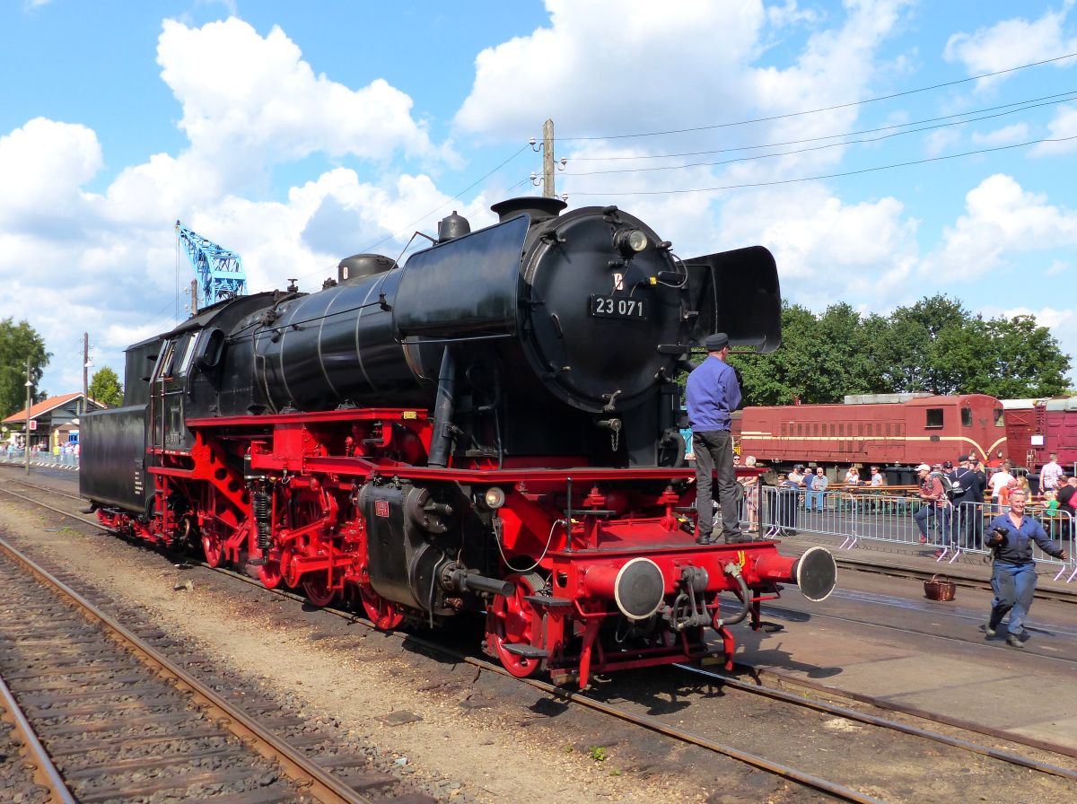 VSM(Veluwse Stoomtrein Maatschappij)Dampflok 23 071 Bahnhof Beekbergen 03-09-2017.

VSM(Veluwse Stoomtrein Maatschappij)stoomloc 23 071 station Beekbergen 03-09-2017.