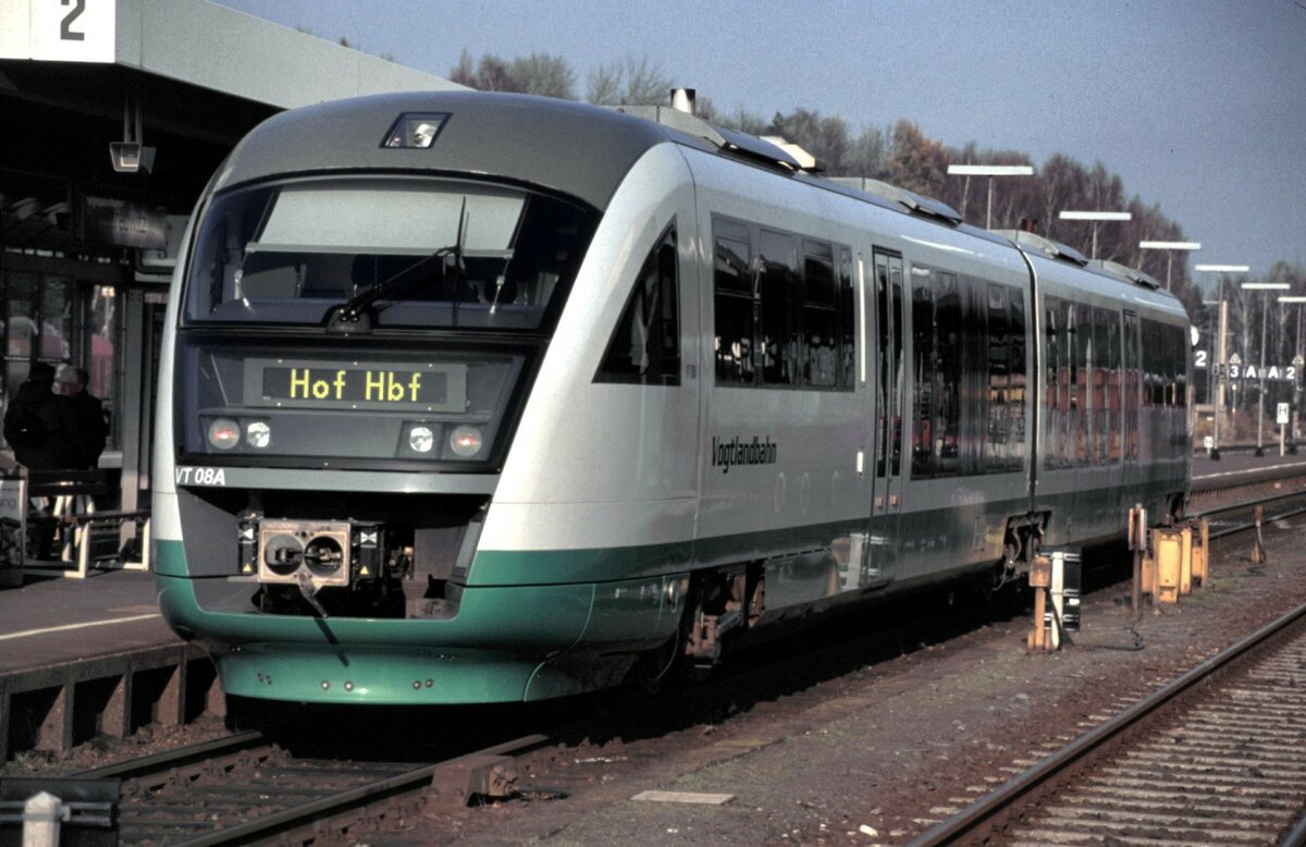 VT 08, ein Siemens Desiro BR 642, der Vogtlandbahn in Markredwitz am 06.11.2002.