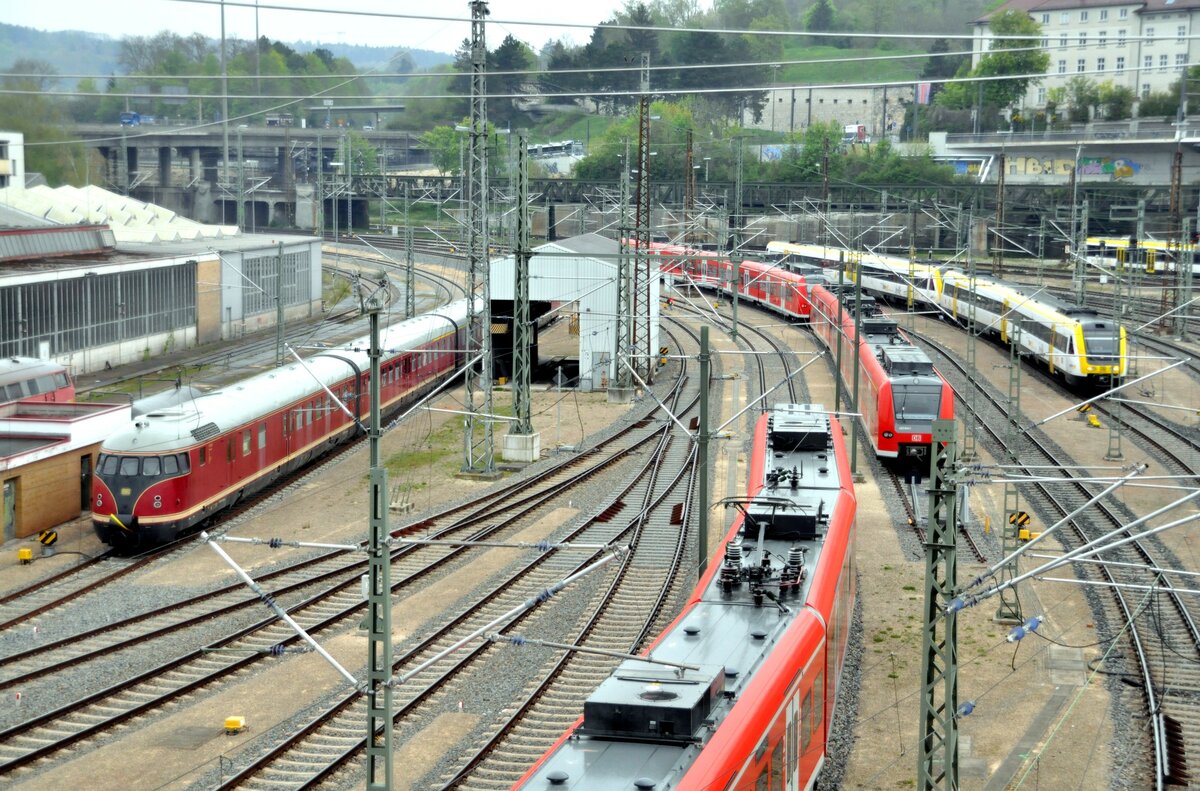 VT 12 506 und 425 014-1 und weitere; und 612 537 und ein weiterer 612 im Triebwagen Abstellbereich in Ulm am 30.04.2022.
