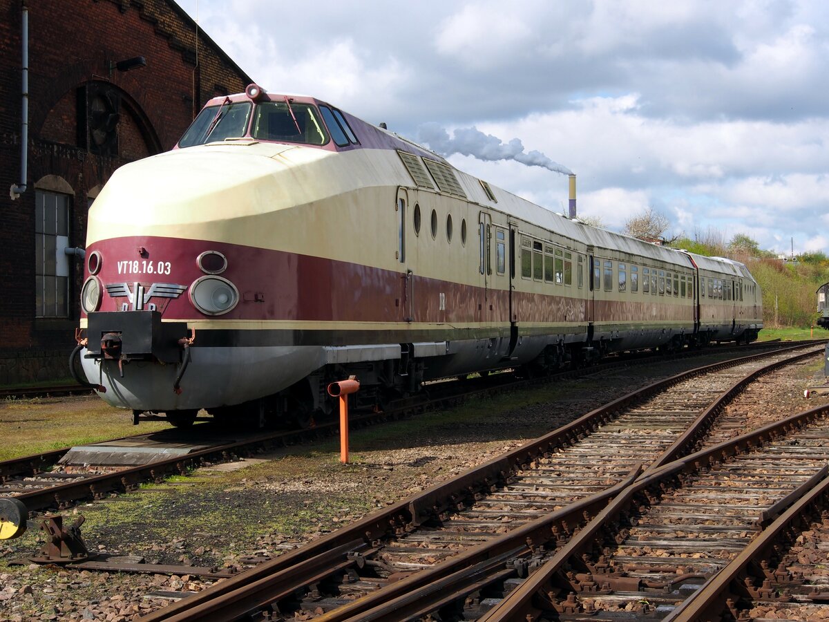 VT 18-16-03 im Sächsischen Eisenbahnmuseum Chemnitz am 19.04.2017.
