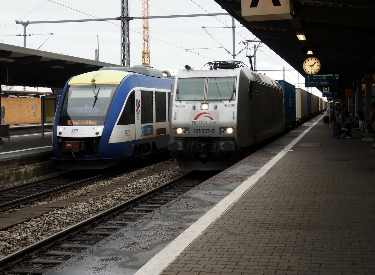 VT 225 (95 80 0 648 225-0 D-BRB) und 185 537-8 von TX Logistik, Durchfahrt mit Güterzug in Augsburg am 21.12.2018.