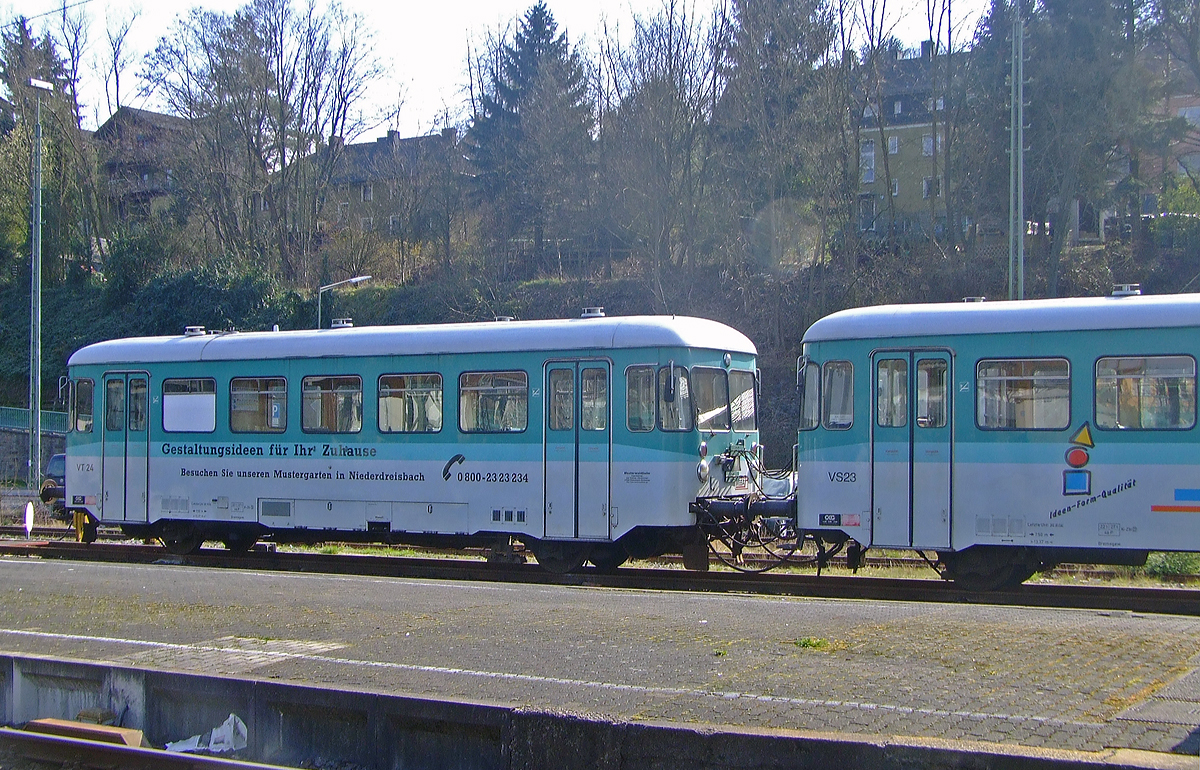 
VT 24 mit VS 23 der Westerwaldbahn (WEBA) steht im Bahnhof Betzdorf am 25.03.2007. 

Die Unternehmen Gmeinder und Auwrter lieferten die beiden Fahrzeuge 1968 (Fabriknr. 5443 und 5442) an die Wrttembergische Eisenbahn-Gesellschaft (WEG), die diese 1996 an die WEBA verkaufte. Bis 2009 wurden sie von der WEBA auf der Daadetalbahn (im Schlerverkehr) eingesetzt, im September 2009 wurden sie an die IGEBA Ingenieurgesellschaft Bahn in Krumbach verkauft. 

Der Antrieb des VT erfolgt durch zwei Bssing-Unterflur-Dieselmotoren vom Typ U 11 D mit einer Leistung von je 154 kW (210 PS) realisiert, die ber ein Getriebe vom Typ Voith 501 je eine Achse antreiben. Die Hchstgeschwindigkeit betrgt  65 km/h. 

Nach der Stilllegung der Unteren Kochertalbahn wurden die beiden Dieseltriebwagen T 23 und T 24 der WEG an die WEBA verkauft. Beide Triebwagen wurden im Gmeinder-Werk modernisiert, dabei wurde der Triebwagen T 23 zum Steuerwagen VS 23 (nun ohne Motor) umgebaut, der Wagen T 24 wurde in VT 24 umgezeichnet. 
Die Garnitur wurde auf der Daadetalbahn zwischen Betzdorf und Daaden im Schlerverkehr eingesetzt.  Aufgrund der fehlenden Federung erwarben sie sich hier den Spitznamen  Rttelplatte .