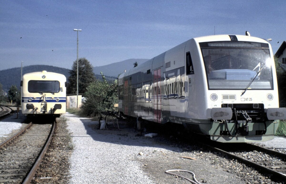 VT 25 der Waldbahn und VT 10 (ex BR 515 Umbau) der Regental Bahnbetriebs GmbH (RBG) in Zwiesel am 12.09.1997.