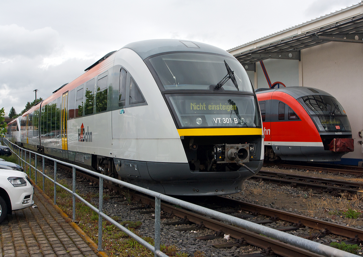 
VT 301 (95 80 0642 401-3 D-HEB / 95 80 0642 901-2 D-HEB) der (HLB Hessische Landesbahn) ein Siemens Desiro Classic abgestellt am 18.08.2014 beim Bf Schöllkrippen (Unterfranken). 

Der Verbrennungstriebwagen wurde 2005 von Siemens in Uerdingen unter den Fabriknummern 93873+93874 gebaut. Sechs dieser VT´s  setzt die HLB auf der Strecke zwischen Hanau und Schöllkrippen (sog. Kahlgrundbahn) ein.

Der Dieseltriebzug wird von zwei Sechszylinder-Dieselmotoren mit je 275 kW Leistung angetrieben. Diese befinden sich jeweils unter dem Hochflurbereich zwischen dem angetriebenem Drehgestell und dem Niederflurbereich. Ihr Drehmoment wird über ein hydro-mechanisches 5-Gang-Automatikgetriebe mit Anfahrwandler und integriertem Retarder auf das äußere Drehgestell übertragen (dieselmechanisch, hydraulischer Anfahrwandler).

Technische Daten: 
Spurweite:  1435 mm (Normalspur)
Achsformel:  B’(2)B’
Länge über Kupplung:  41.700 mm
Drehzapfenabständ: 2 x 16.000 mm
Achsabstände i. d. Drehgestellen: 1.900 / 2.650 /1.900 mm
Breite:  2.830 mm
Leergewicht  ca. 68,2 t
zul. Gesamtgewicht  88,7 t
Höchstgeschwindigkeit:  120 km/h
Sitzplätze: 123 (davon 13 Klappsitze)
Stehplätze:  90
Scharfenberg Kupplung:  Typ 10